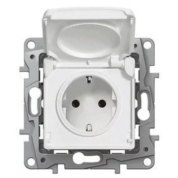 LEGRAND Niloé 2P+F aljzat csapófedeles biztonsági zsaluval, fehér (764532)